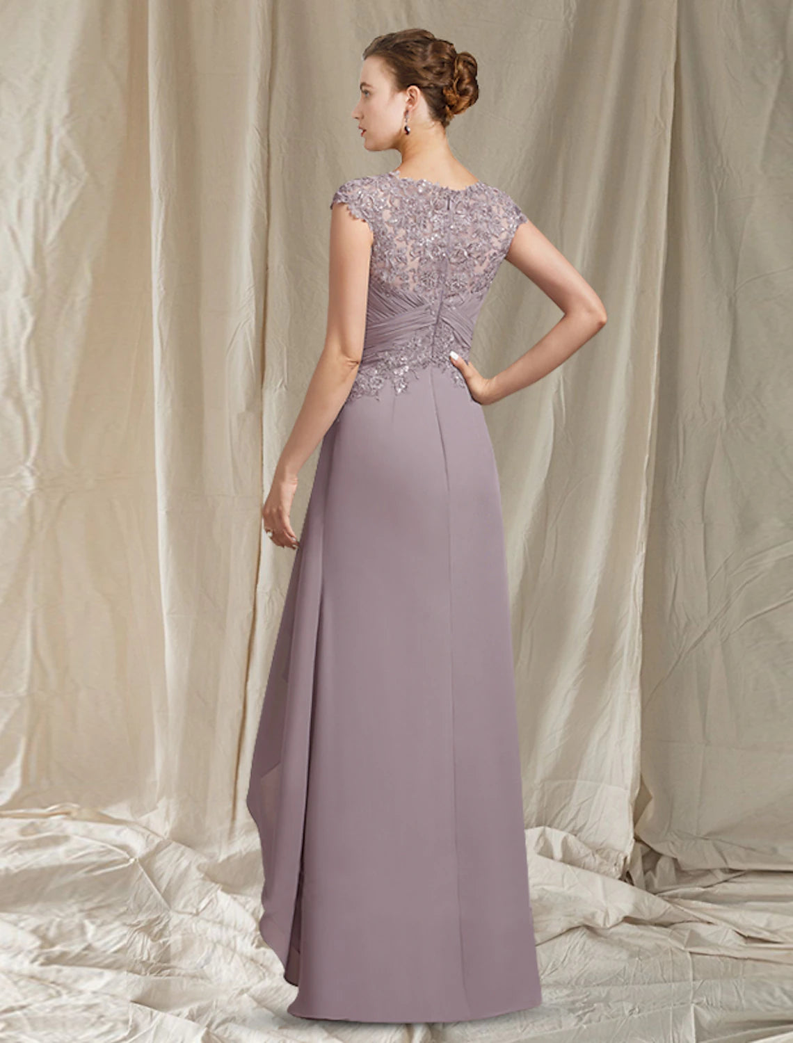 Abito da madre della sposa a trapezio, elegante, con scollo a V, asimmetrico, lunghezza al pavimento, in chiffon, pizzo, maniche corte, con pieghe e applicazioni di paillettes.